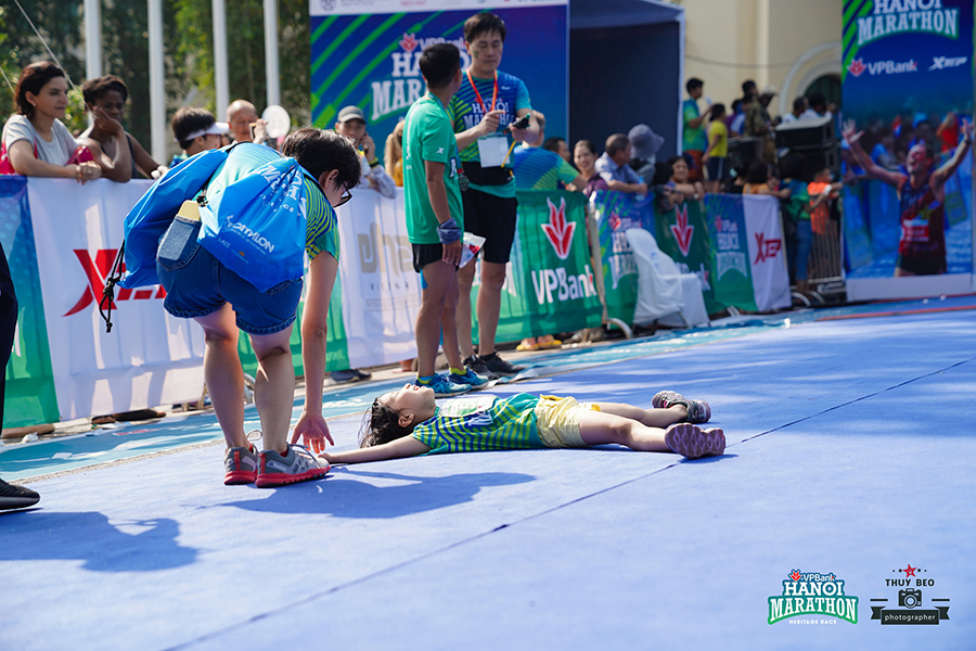 Những khoảnh khắc về đích ấn tượng của VPBank Hanoi Marathon 2019 Những khoảnh khắc về đích ấn tượng của VPBank Hanoi Marathon 2019